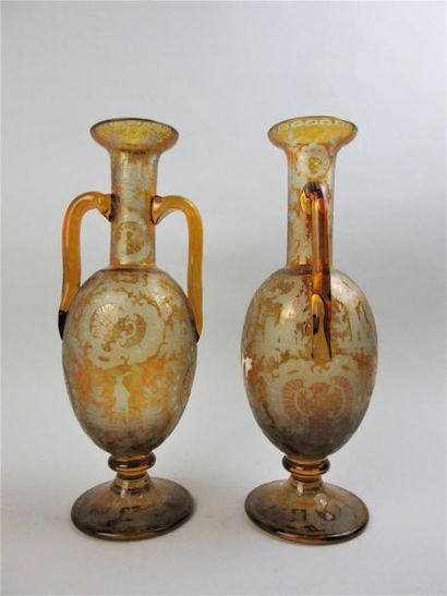 null BOHEME

Paire de vases à anses en cristal jaune gravé de rinceaux, cartouches,...