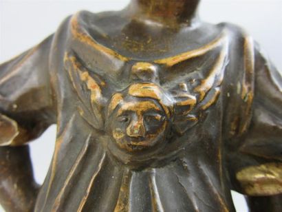 null Statue en bois sculpté et doré figurant un jeune homme en cape, debout sur un...