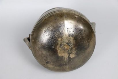 null Chaudron en bronze, à une anse.

XVIIème siècle.

H_14,5 cm L_21 cm
