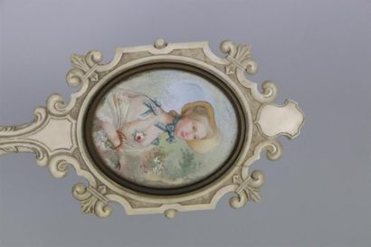null Face-à-main en ivoire sculpté, orné d'une miniature figurant une femme au bouquet.

XIXème...