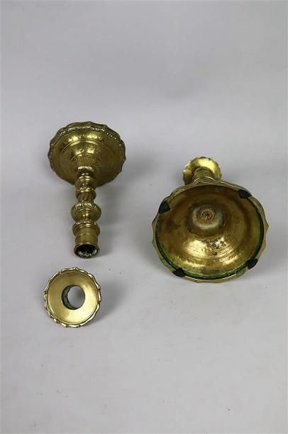 null Paire de bougeoirs en bronze ciselé.

XVIIIème siècle.

H_18,5 cm