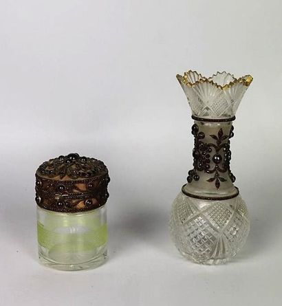 null BOHEME, pour le marché ottoman.

Vase et boîte couverte en cristal, riche ornementation...