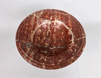 null Tazza sur piédouche en marbre brêche rouge.

XIXème siècle.

H_19 cm D_24 cm,...