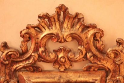 null ITALIE.

Miroir à fronton en bois sculpté, ajouré et doré.

XVIIIème siècle.

H_50...