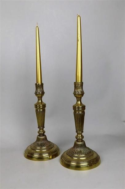 null Paire de bougeoirs en bronze doré.

Epoque Louis XVI.

H_28 cm, manque les ...