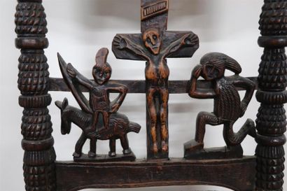 null Rare chaise en bois sculpté et ajouré, à décor naïf autour de la crucifixion.

Le...