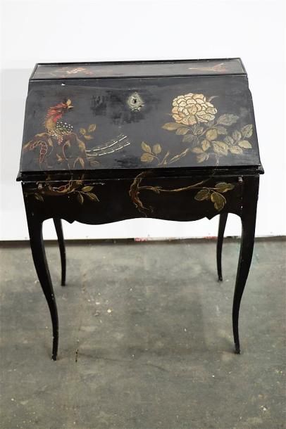 null Bureau de pente en bois laqué noir, à décor polychrome de paon et de chrysanthèmes,...