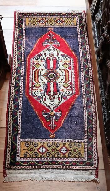 null Deux tapis de prière en laine, kazak.

L_114,5 cm et 98,5 cm