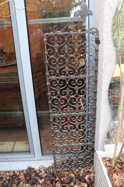 null Paire de grilles en fer forgé anciennes, à décor de fleurs de lys.

H_141,5...