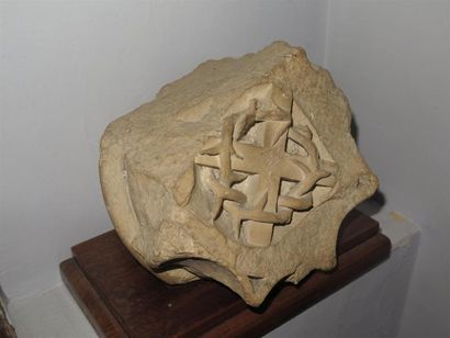 null Fragment architectural en pierre calcaire dure représentant la Couronne d'Epines...