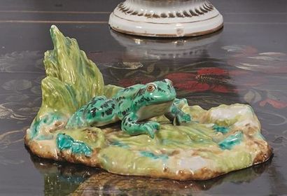null ALLEMAGNE ou PARIS.

Groupe en porcelaine formé d'une grenouille sur une terrasse,...