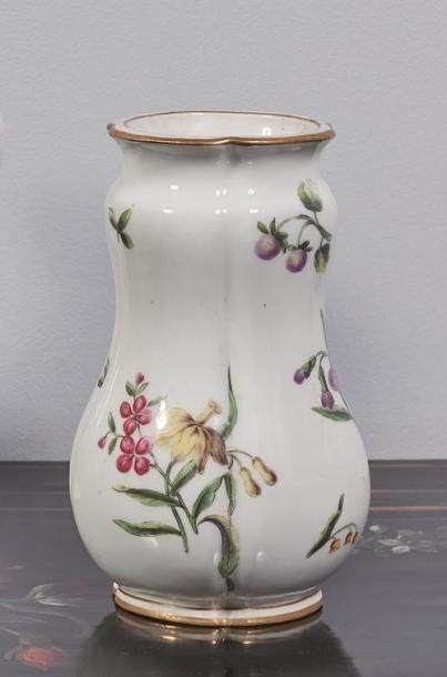 null VINCENNES (genre de).

Pot à fleurs en porcelaine dure de forme balustre à côtes...