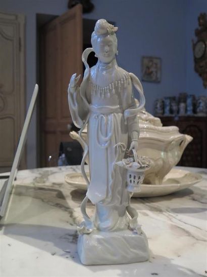 null CHINE.

Figure de Guanyin en porcelaine blanc de Chine debout sur une base carrée.

XVIIIe...