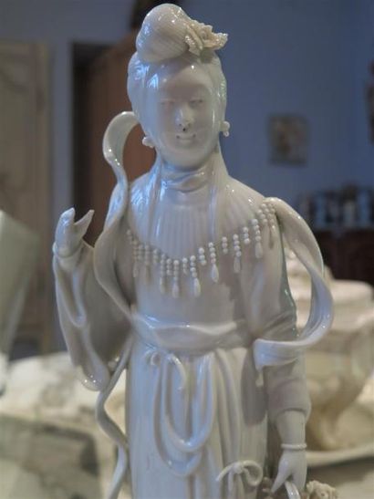 null CHINE.

Figure de Guanyin en porcelaine blanc de Chine debout sur une base carrée.

XVIIIe...