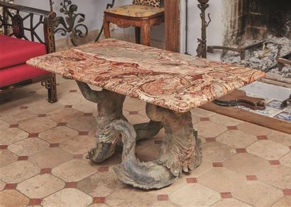 null Rare table basse composée d'un plateau en alabastro fiorito mouluré à corbin...