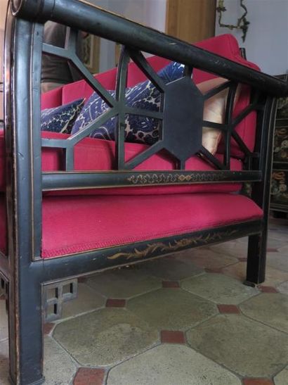 null Mobilier de salon composé d'un canapé et de larges fauteuils en bois laqué noir...
