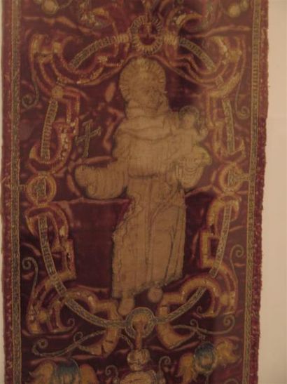 null Orfroi.

XVIème siècle.

Fond de velours rouge, décor brodé en fil d'or et application...