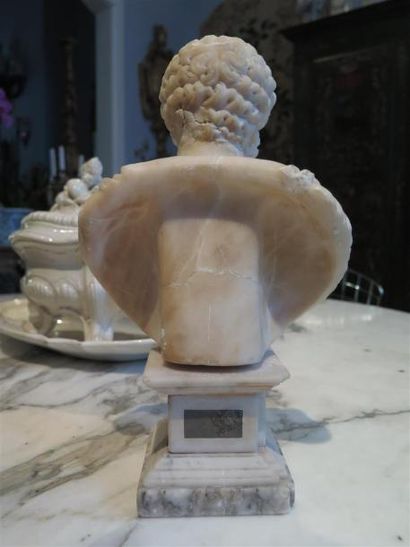 null Buste en albâtre sculpté de l'Empereur Marc-Aurèle portant la chlamyde. Il repose...