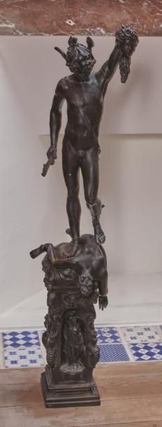 null Importante figure en bronze a patine noire représentant la figure du Persée...