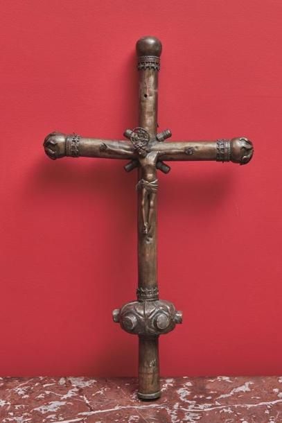 null Importante croix de procession en cuivre repoussé a décors d'appliques ornée...