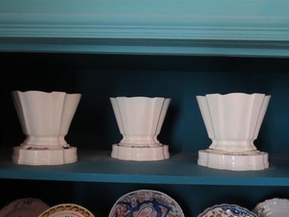 null SEVRES.

Ensemble de trois vases Hollandais de la deuxième grandeur en porcelaine...