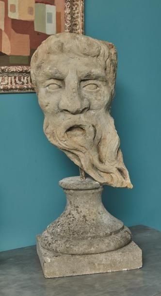 null Importante tête d'homme (barbare?) en pierre calcaire sculptée. Il est représenté...