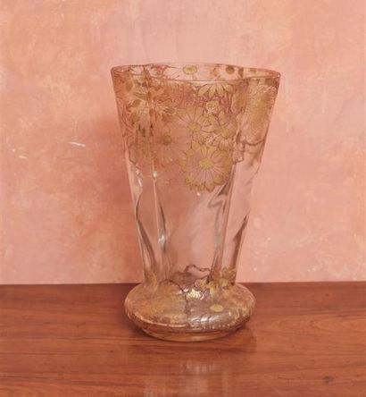 null Émile GALLÉ.

Vase en verre à décor émaillé or de marguerites.

De forme évasée,...