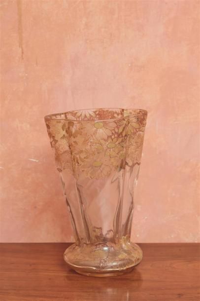 null Émile GALLÉ.

Vase en verre à décor émaillé or de marguerites.

De forme évasée,...
