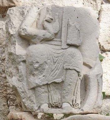 null Fragment de linteau architectural de Tympan en pierre calcaire sculpté en relief....