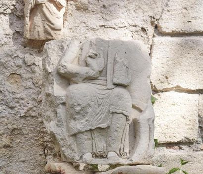 null Fragment de linteau architectural de Tympan en pierre calcaire sculpté en relief....