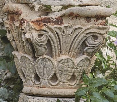 null Beau chapiteau a décors végétal stylisé, sculpté en pierre calcaire dur. 

XIIème...
