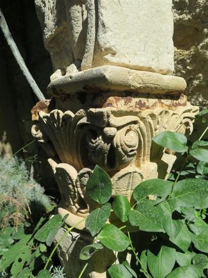 null Beau chapiteau a décors végétal stylisé, sculpté en pierre calcaire dur. 

XIIème...