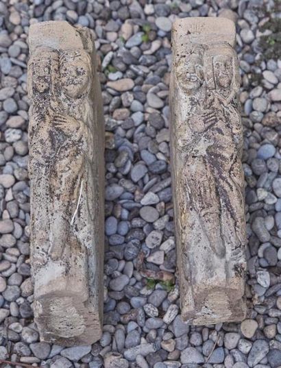 null Deux éléments de cheminée en pierre calcaire sculptés représentant des couples...