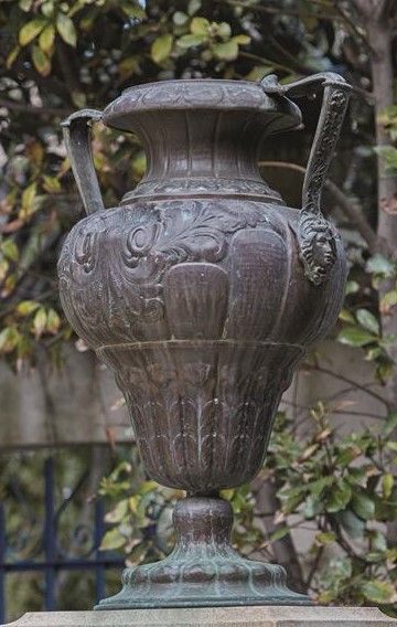 null Grand vase de dinanderie en cuivre repoussé à décor de style Renaissance de...