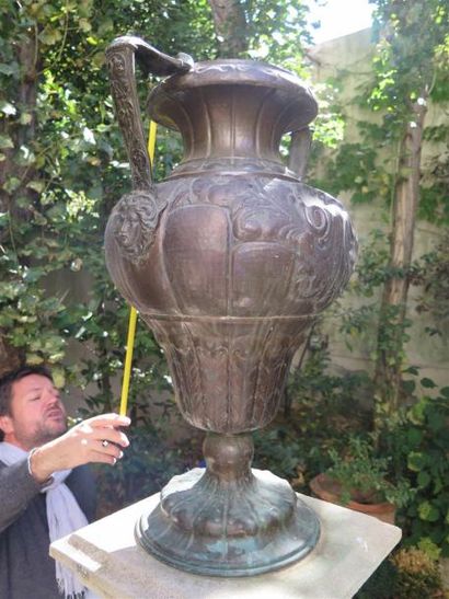 null Grand vase de dinanderie en cuivre repoussé à décor de style Renaissance de...