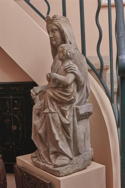 null Vierge à l'Enfant en pierre calcaire. Le buste droit, elle porte l'Enfant assis...