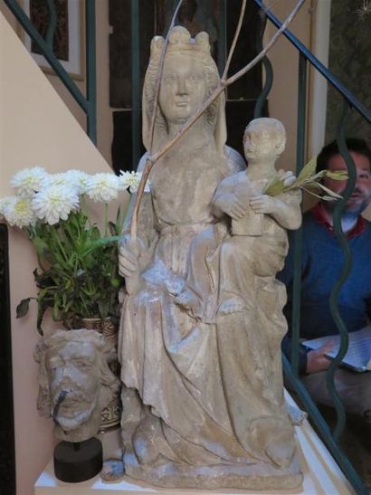 null Vierge à l'Enfant en pierre calcaire. Le buste droit, elle porte l'Enfant assis...