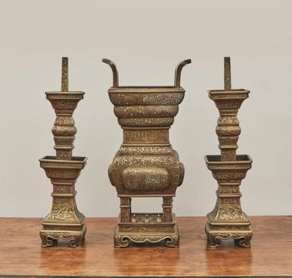 null Garniture en bronze

Chine, XXème siècle

Composée d'un brûle-parfum et de deux...