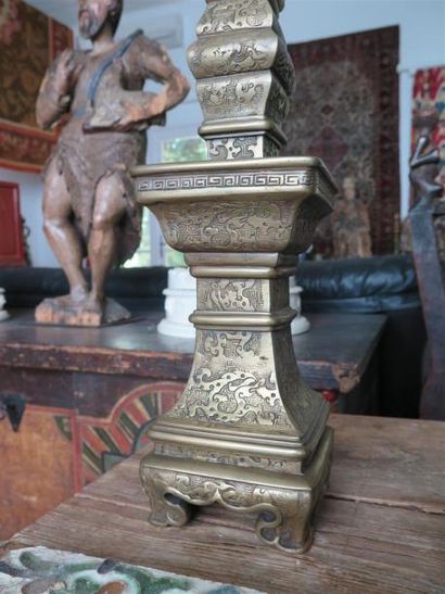 null Garniture en bronze

Chine, XXème siècle

Composée d'un brûle-parfum et de deux...