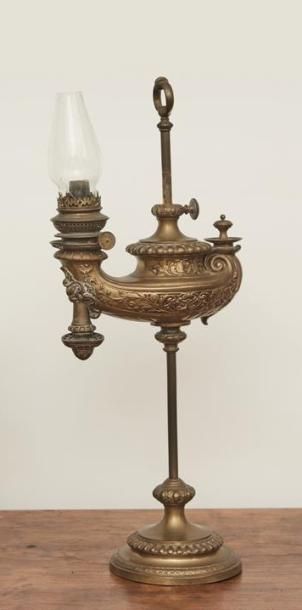 null Lampe à huile en bronze et laiton sous la forme d'une lampe antique ornée de...