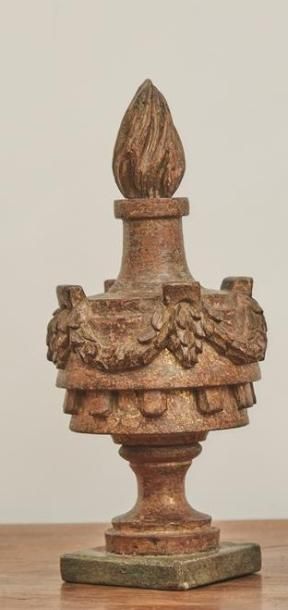 null Pot à feu en bois sculpté, laqué et doré.

XVIIIème siècle.

H_28,5 cm
