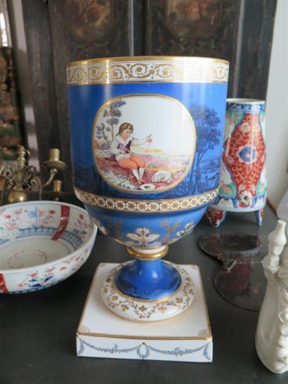 null BUEN RETIRO (attribué à).

Vase en porcelaine de forme cylindrique sur piédouche...
