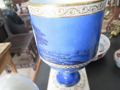 null BUEN RETIRO (attribué à).

Vase en porcelaine de forme cylindrique sur piédouche...