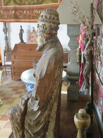 null Statue en bois sculpté polychrome et doré représentant le Pape Jules III (1487-1555),...