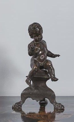 null Figure de Putto en bronze à patine brune représenté assis et reposant sur une...