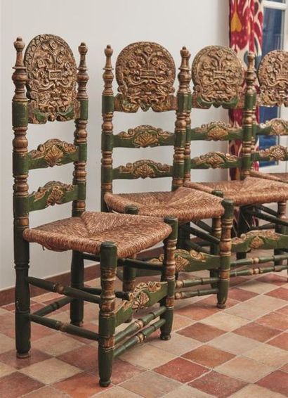 null Suite de quatre chaises en bois tourné et sculpté ; les dossiers à barrettes...