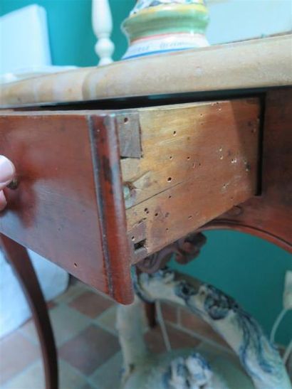 null Petite table console en prunier mouluré et sculpté ; la ceinture chantournée...