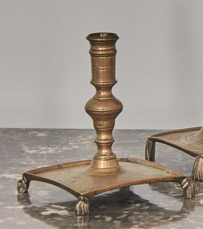 null Bougeoir en bronze à base carrée sur pieds griffes, fût à bulbe. 

Espagne XVIIème...