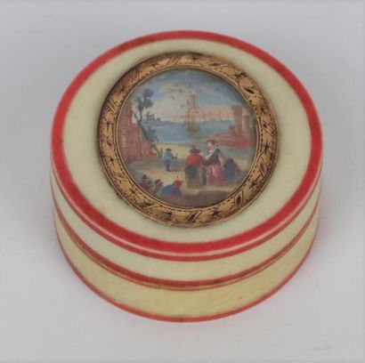 null Boîte circulaire en ivoire à décor d'une miniature représentant une scène maritime,...
