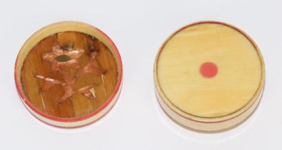 null Boîte circulaire en ivoire à décor d'une miniature représentant une scène maritime,...